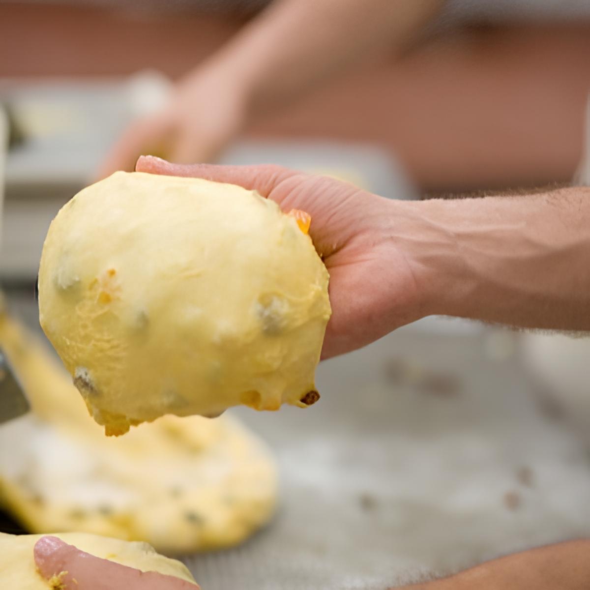 Foto di un pasticcere che modella l'impasto del panettone
