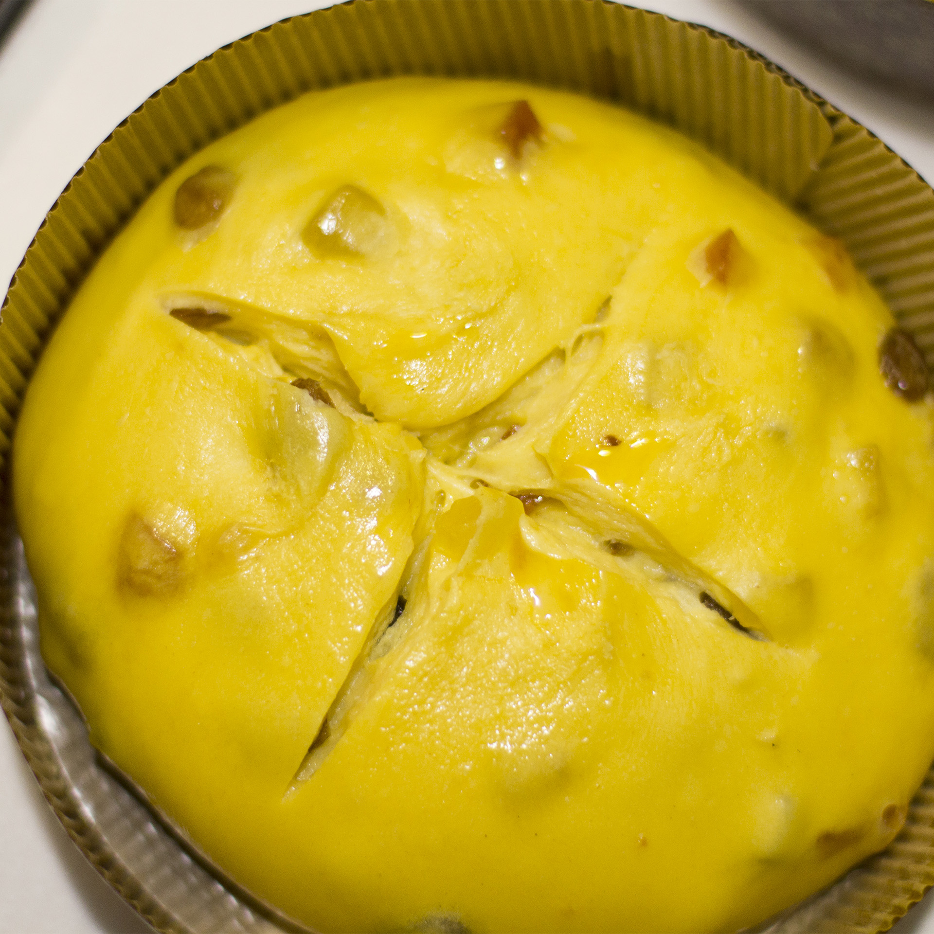 Foto di un panettone crudo con la scarpatura già eseguita